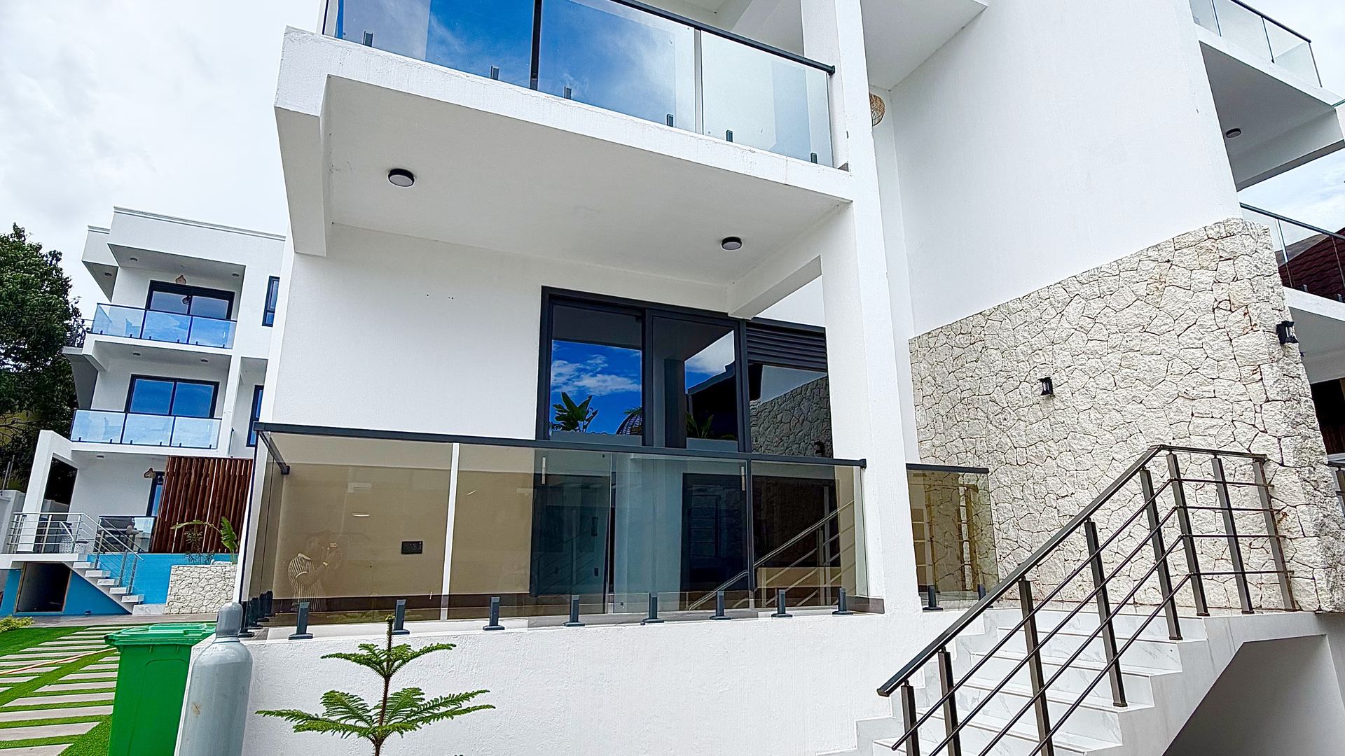 Grand Oasis Building Exterior